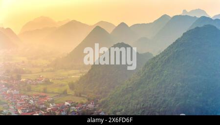 Landschaft im Bac-Son-Tal mit Panoramablick auf die Berge und Sonnenuntergang in lang Son, Vietnam Stockfoto