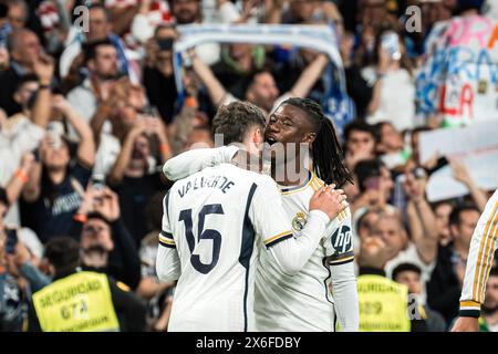 Madrid, Spanien. Mai 2024. Eduardo Camavinga (12) umarmt Federico Valverde (15) während der LALIGA EA-SPORTARTEN zwischen Real Madrid und Deportivo Alaves im Stadion Santiago Bernabeu. Endergebnis: Real Madrid 5:0 Deportivo Alaves. Quelle: SOPA Images Limited/Alamy Live News Stockfoto