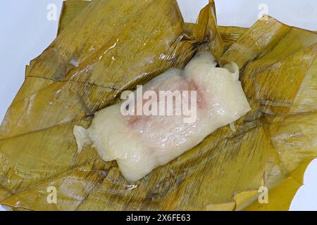 Nahaufnahme des gedämpften Khao tom Mat, ein beliebtes süßes thailändisches Dessert aus gedämpftem Kleberreis, reifer Banane und Kokosmilch, unverpackt Stockfoto