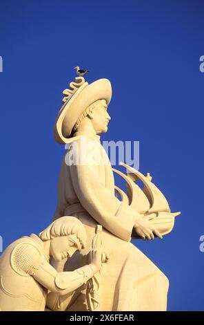 PORTUGAL. LISSABON. BELEM. DAS DENKMAL DER ENTDECKUNGEN. ES WURDE 1960 ERBAUT, UM DEN 500. TODESTAG VON HEINRICH DEM NAVIGATOR ZU FEIERN Stockfoto