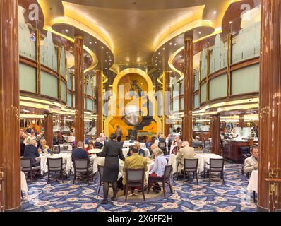 Britannia Restaurant auf dem Kreuzfahrtschiff Cunard MS Queen Victoria (QV), Bucht von Biskaya, Atlantik, Europa Stockfoto