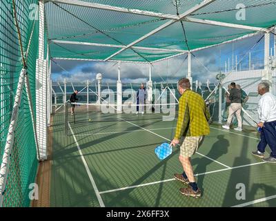 Paddeltennis an Deck des Kreuzfahrtschiffs Cunard MS Queen Victoria (QV), Bucht von Biskaya, Atlantik, Europa Stockfoto