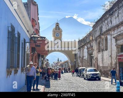 Bogen von Santa Catalina mit Volcan de Agua dahinter, Calle del Arco, Antigua, Sacatepéquez Departement, Republik Guatemala Stockfoto