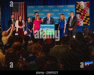 Baltimore, Maryland, USA. Mai 2024. Rep. DAVID TRONE (D-MD) und Kandidat für den Senat gibt sein Rennen gegen seine demokratische Gegnerin Angela Alsobrooks zu. Er ist von Mitgliedern seiner Familie umgeben. (Credit Image: © Sue Dorfman/ZUMA Press Wire) NUR REDAKTIONELLE VERWENDUNG! Nicht für kommerzielle ZWECKE! Stockfoto