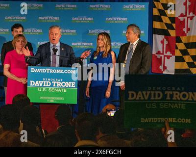 Baltimore, Maryland, USA. Mai 2024. Rep. DAVID TRONE (D-MD) und Kandidat für den Senat gibt sein Rennen gegen seine demokratische Gegnerin Angela Alsobrooks zu. Er ist von Mitgliedern seiner Familie umgeben. (Credit Image: © Sue Dorfman/ZUMA Press Wire) NUR REDAKTIONELLE VERWENDUNG! Nicht für kommerzielle ZWECKE! Stockfoto