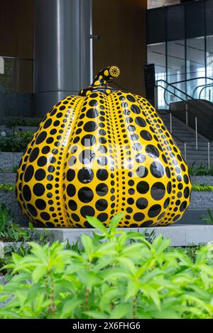 Der japanische Künstler Yayoi Kusama, die berühmte gelbe Kürbisskulptur, die von einem privaten Sammler im Elementum, One-North, Singapur, ausgestellt wird. Stockfoto
