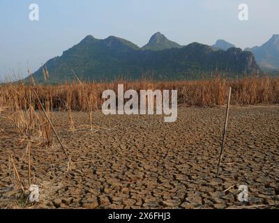 Verbrannte Erde Erde Dürre Wüstenlandschaft dramatisch mit Berg im Hintergrund, Global Warming Konzept, Feuchtgebiet trocken und zerrissene Land Stockfoto