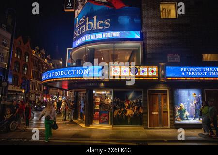 Les Miserables Musikproduktion im Sondheim Theater im Londoner West End, Nachtaufnahme mit Neonschildern, London, England, UK, 2023 Stockfoto