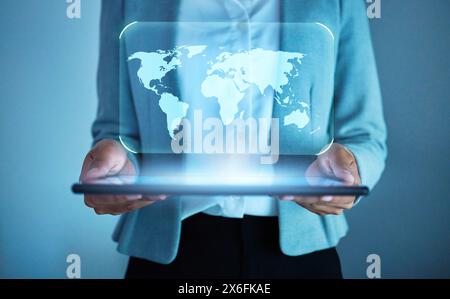 Tablet, Hologramm und Hände mit Erde, Welt oder benutzeroberfläche für Konnektivität, Netzwerk oder futuristische Technologie. Frau, Planet und 3D-Karte für die digitale Transformation Stockfoto