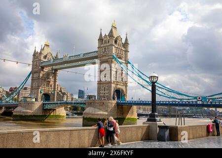 Tower Bridge London berühmtes Wahrzeichen, Touristen Besichtigungstour auf Queens Walk South Bank mit Blick auf die denkmalgeschützte Brückenstruktur, London, England, Großbritannien Stockfoto