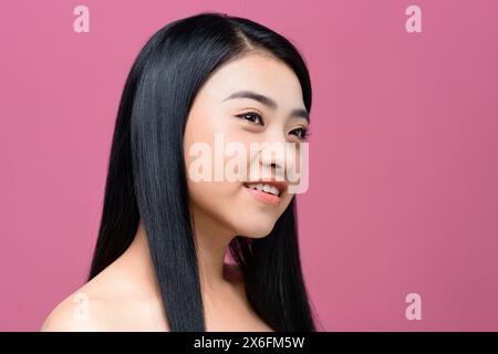 Junge Frau mit langem Haar Stockfoto