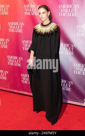 New York, USA. Mai 2024. Katie Holmes im Kleid von Gucci besucht am 14. Mai 2024 die Spring Gala des American Ballet Theatre in der Cipriani 42nd Street in New York. (Foto: Lev Radin/SIPA USA) Credit: SIPA USA/Alamy Live News Stockfoto
