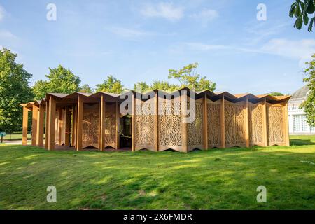 Serpentine Gallery Pavilion 2023 entworfen von Lina Ghotmeh, Außenansicht im Hyde Park London, Herbst 2023, England, Großbritannien Stockfoto