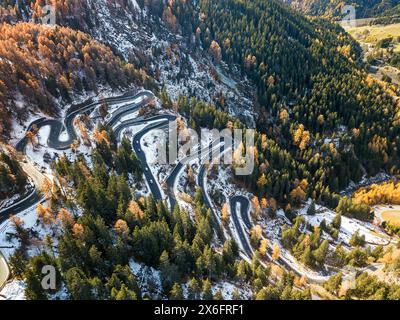 Luftaufnahme mit Drohne auf der spektakulärsten Passstraße der Schweizer Alpen - Maloja Pass im frühen Winter und Herbst, Graubünden, Schweiz Stockfoto