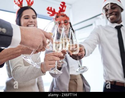 Weihnachten, Toast oder fröhliche Geschäftsleute auf der Bürofeier, um festliche oder erfolgreiche Feiertage zu feiern. Champagner, Glas oder Anfeuerungen mit dem Team, Weihnachten Stockfoto