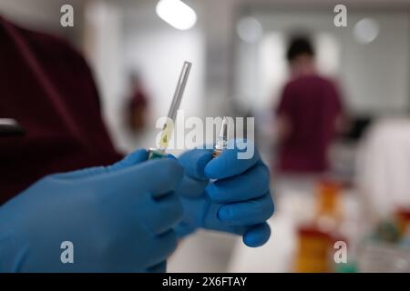 Stuttgart, Deutschland. Mai 2024. Eine Krankenschwester zieht eine Spritze auf einer Krankenhausstation. Quelle: Marijan Murat/dpa/Alamy Live News Stockfoto