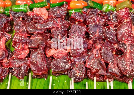 Gegrillte Rindfleischscheiben mit Sesamsamen, Streetfood, selektiver Fokus Stockfoto