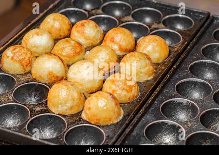 Prozess zum Kochen von Takoyaki, dem beliebtesten japanischen leckeren Snack Stockfoto