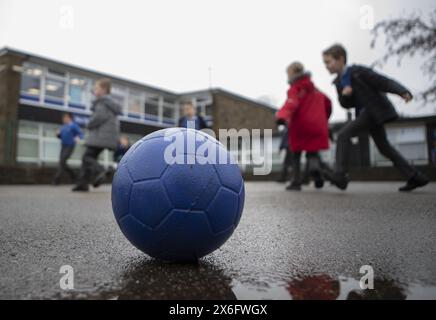 Aktenfoto vom 27/11/2019 von Schulkindern, die während einer Pause an einer Grundschule in Yorkshire spielten. Die allgemeine Bildung für viele Kinder mit zusätzlichem Unterstützungsbedarf (ASN) kann aufgrund der Kluft zwischen politischen Ambitionen und Umsetzung "unerträglich" sein, warnte ein Holyrood-Ausschuss. Ausgabedatum: Mittwoch, 15. Mai 2024. Stockfoto