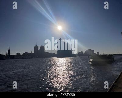 Hamburg, Deutschland. Mai 2024. Die Sonne geht über der Elbphilharmonie auf. Ein weiterer schöner Frühsommertag wird im Norden erwartet. Autor: Thomas Müller/dpa/Alamy Live News Stockfoto