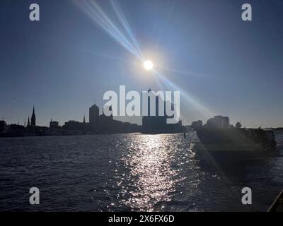 Hamburg, Deutschland. Mai 2024. Die Sonne geht über der Elbphilharmonie auf. Ein weiterer schöner Frühsommertag wird im Norden erwartet. Autor: Thomas Müller/dpa/Alamy Live News Stockfoto