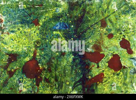 Abstrakter Marmorhintergrund in verschiedenen Grüntönen. Braune, blaue, weiße Flecken. Warme und helle Grüntöne. Gelbtöne. Verschiedene Texturen, Stockfoto