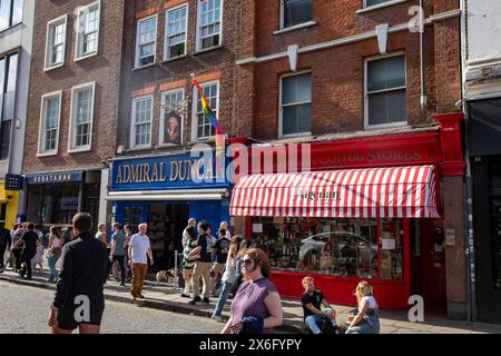 London Soho, Admiral Duncan Schwulenbar und Pub neben algerischen Coffee Stores in der Old Compton Street, im Zentrum von London, England, Großbritannien, 2023 Stockfoto