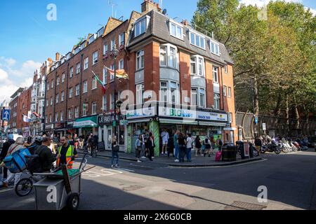 Central London während der Hitzewelle im September, Ecke Old Compton und Wardour Street, Snackbar Big Bite and People Mingling, London, England, Großbritannien Stockfoto