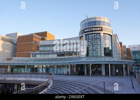 Southampton Großbritannien 20 April 2024 Außenansicht des West Quay Einkaufszentrums in Southampton. Einzelhandels- und Restaurantkomplex. Fassade des Einkaufszentrums Stockfoto