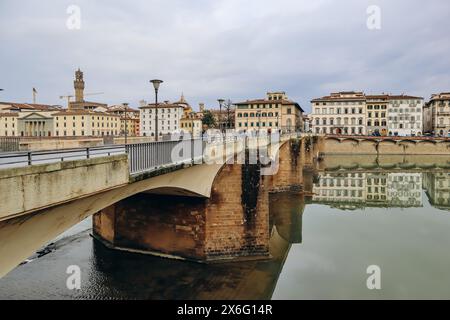 Uferdamm des Arno in Florenz, Italien Stockfoto