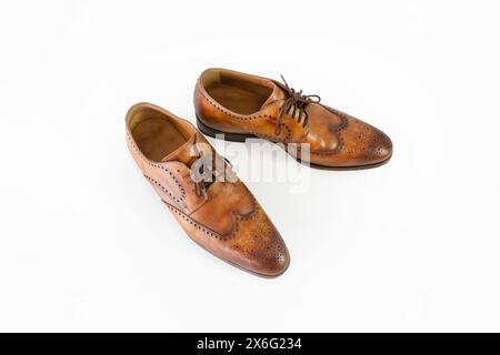 Lederschuhe für Herren. Handgefertigt. Klassische Form und Muster. Braun. Isoliert auf weiß Stockfoto