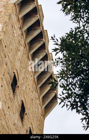 Porta San Niccolo, ein hoch aufragendes Steintor von den Festungsmauern von Florenz aus den 1300er Jahren Stockfoto