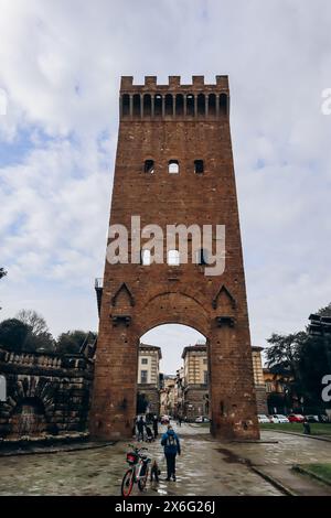 Porta San Niccolo, ein hoch aufragendes Steintor von den Festungsmauern von Florenz aus den 1300er Jahren Stockfoto