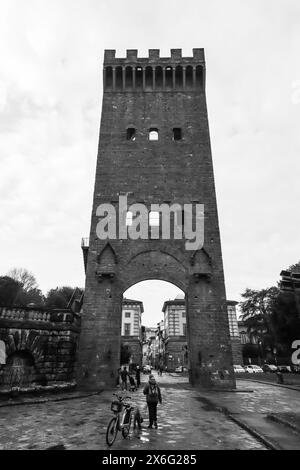 Porta San Niccolo, ein hoch aufragendes Steintor von den Festungsmauern von Florenz aus den 1300er Jahren Stockfoto