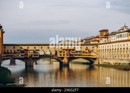 Uferdamm des Arno in Florenz, Italien Stockfoto