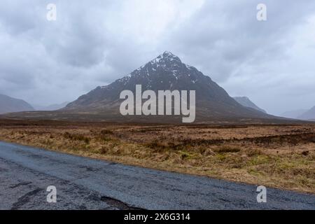 Malerische Ausblicke auf die berühmte Buachaille Etive Mor unter einem bewölkten Himmel in Glencoe, Schottland Stockfoto