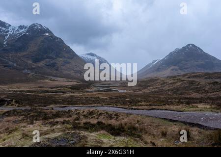 Ein stimmungsvoller Tag in Glencoe, Schottland, zeigt die dramatische und raue Schönheit der schottischen Highlands. „Malerische Aussicht auf die berühmte Buachaille Etive Mor Stockfoto