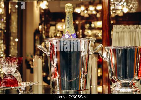 Florenz, Italien - 29. Dezember 2023: Eine Flasche Pommery Champagner in einem Eiskübel und elegante Kristallgläser Stockfoto