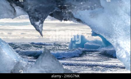 Ein großes Gewässer mit viel Eis und Schnee. Das Wasser ist abgehackt und das Eis ist zerklüftet, was ein Gefühl von Bewegung und Energie erzeugt. Szene ist eine von Stockfoto