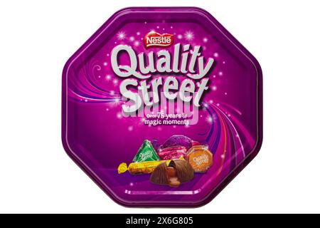 Dose of Nestle Quality Street Chocolates Süßigkeiten Metalldose isoliert auf weißem Hintergrund - über 75 Jahre magische Momente Stockfoto
