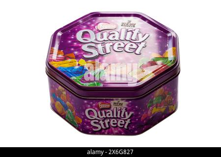Dose von Nestlé Nestle Qualität Street Chocolates Bonbons Metalldose isoliert auf weißem Hintergrund Stockfoto