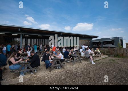 Hunderte von Fans des Fernsehmoderators Jeremy Clarkson besuchen bis zu 45 Minuten seinen Farmladen und sein Restaurant auf der Diddly Squat Farm in Chadlington in West Oxfo Stockfoto