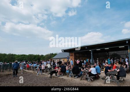 Hunderte von Fans des Fernsehmoderators Jeremy Clarkson besuchen bis zu 45 Minuten seinen Farmladen und sein Restaurant auf der Diddly Squat Farm in Chadlington in West Oxfo Stockfoto