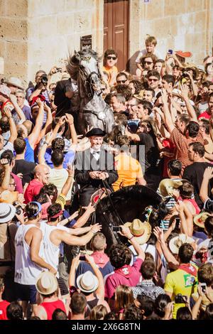 Pferde tanzen mitten im Volk, des Born Square, Caragol des Born, Sant Joan Festival. Ciutadella. Menorca, Balearen, Spanien Stockfoto