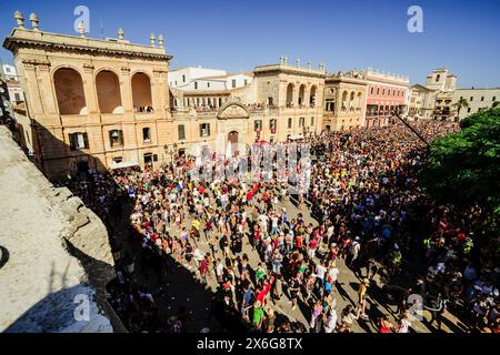 Pferde tanzen mitten im Volk, des Born Square, Caragol des Born, Sant Joan Festival. Ciutadella. Menorca, Balearen, Spanien Stockfoto