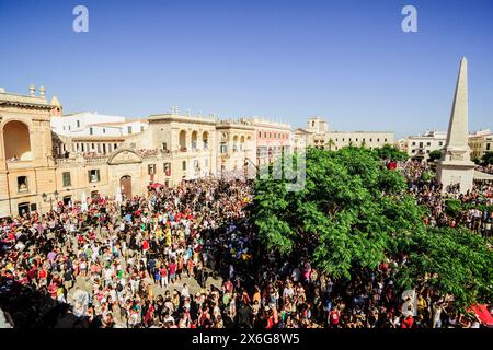 Pferde tanzen mitten im Volk, des Born Square, Caragol des Born, Sant Joan Festival. Ciutadella. Menorca, Balearen, Spanien Stockfoto