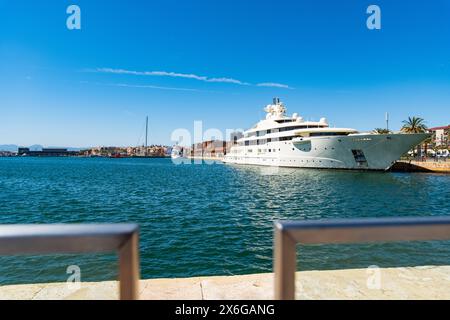 Eine sehr große Luxusyacht liegt vor Anker im Hafen von Tarragona, Spanien Tarragona Katalonien Spanien *** Eine sehr große Luxusyacht liegt in t Stockfoto