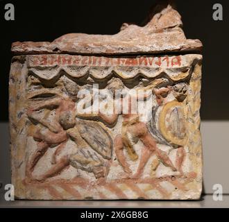 Etruskische Begräbnisurne. Entlastung auf der Vorderseite. „Held kämpft mit einem Pflug“. Polychrome Terrakotta. 2. Jahrhundert v. Chr. Aus Klausen, Italien. Musei Reali. Archael Stockfoto