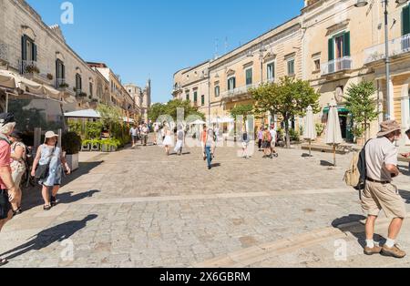 Matera, Basilicata, Italien - 3. Oktober 2023: Touristen besuchen das historische Viertel in der Stadt Sassi di Matera in Basilicata. Stockfoto