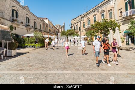 Matera, Basilicata, Italien - 3. Oktober 2023: Touristen besuchen das historische Viertel in der Stadt Sassi di Matera in Basilicata. Stockfoto